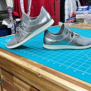 ECCO gray and silver tennis shoes no‎ tie